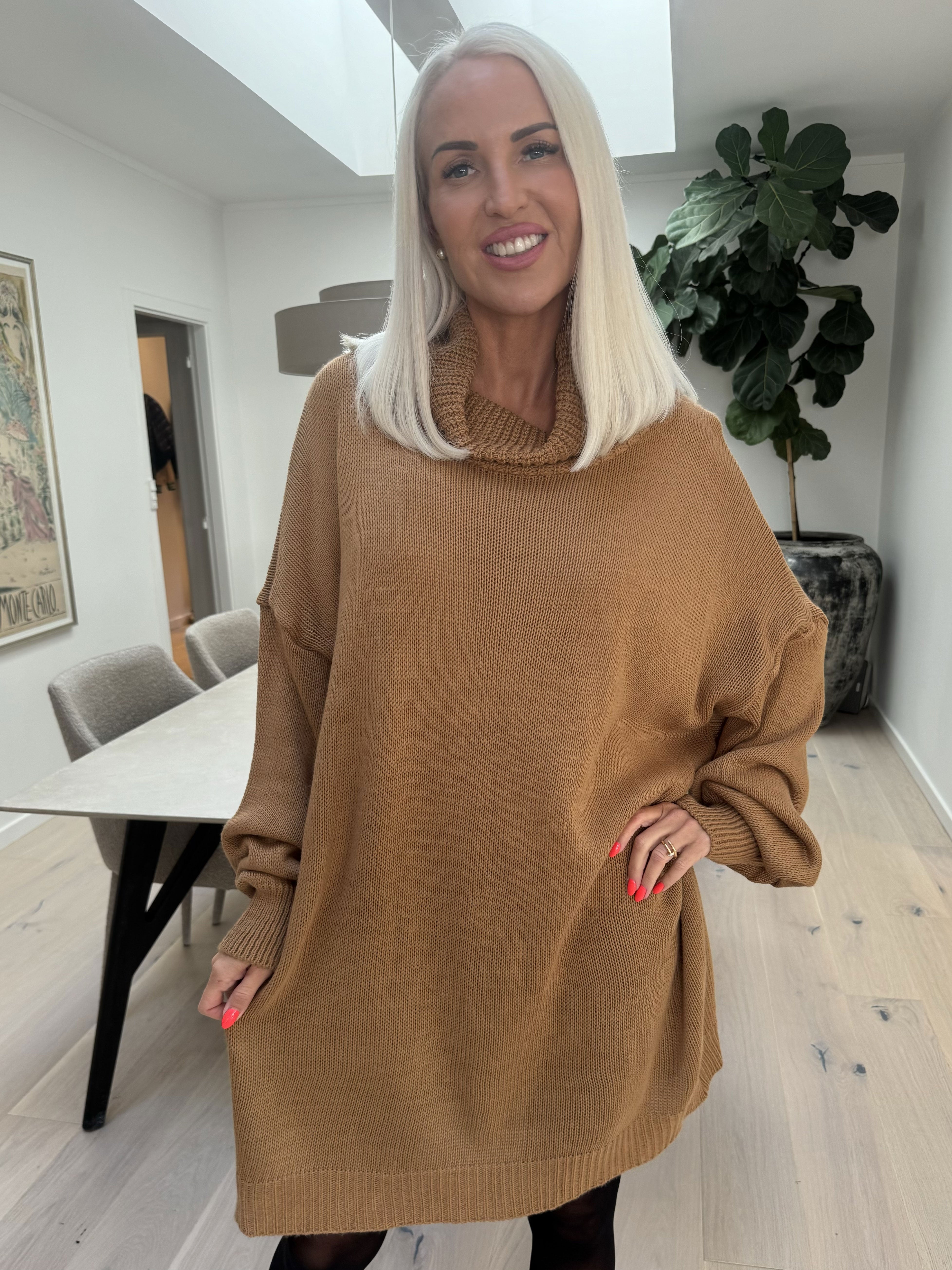 Blair - Ensfarvet strikkjole med turtleneck